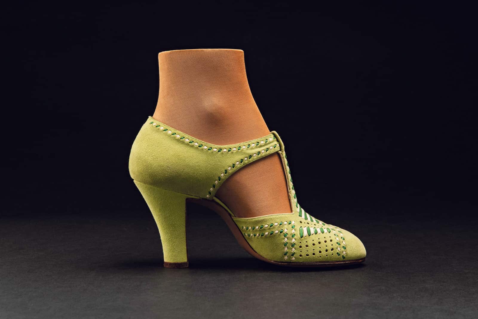 Damenschuh von 1936. Pumps mit T-Bride aus grünem Rentier-Nubuk, mit eingeflochtenen weissen und grünen Lederriemchen.