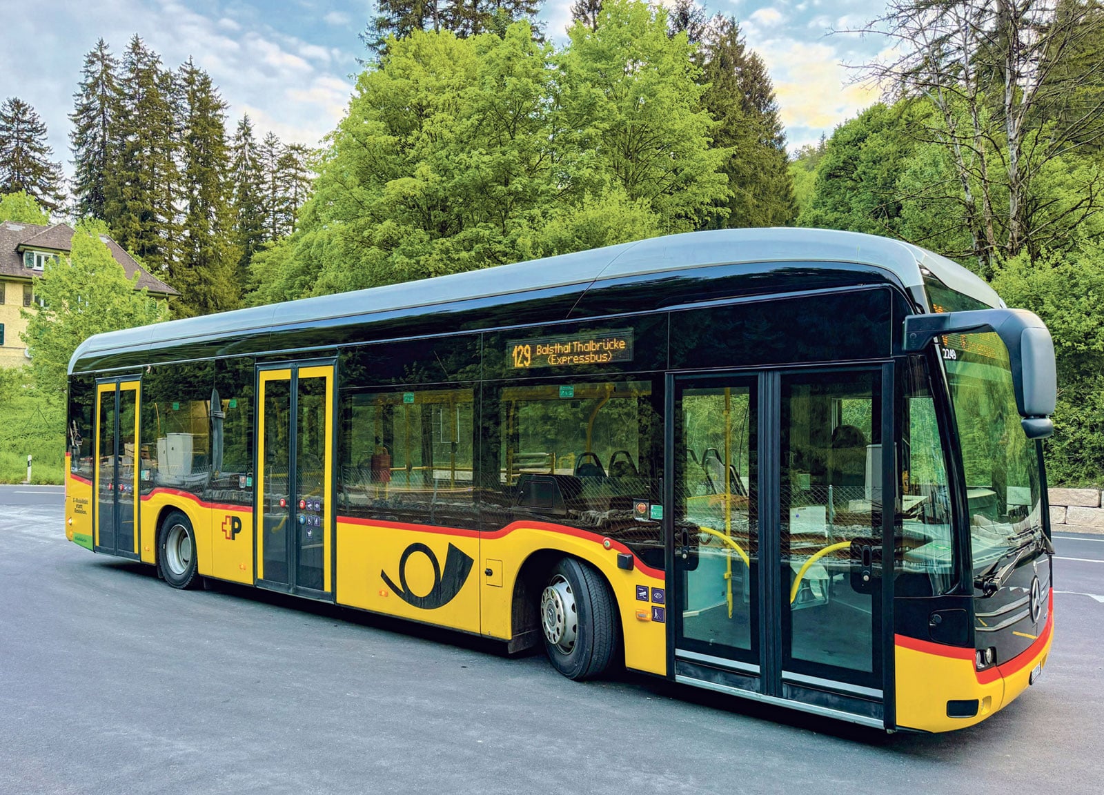 Eines der E-Postautos im Einsatz am Bahnhof Gänsbrunnen.
