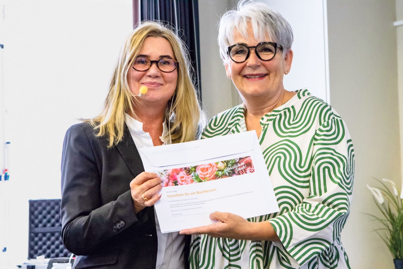 Jana Fehrensen, Präsidentin des Dachverbandes SGF (links) dankt Gastgeberin Doris Meister, Präsidentin des Gemeinnützigen Familienvereins Olten.