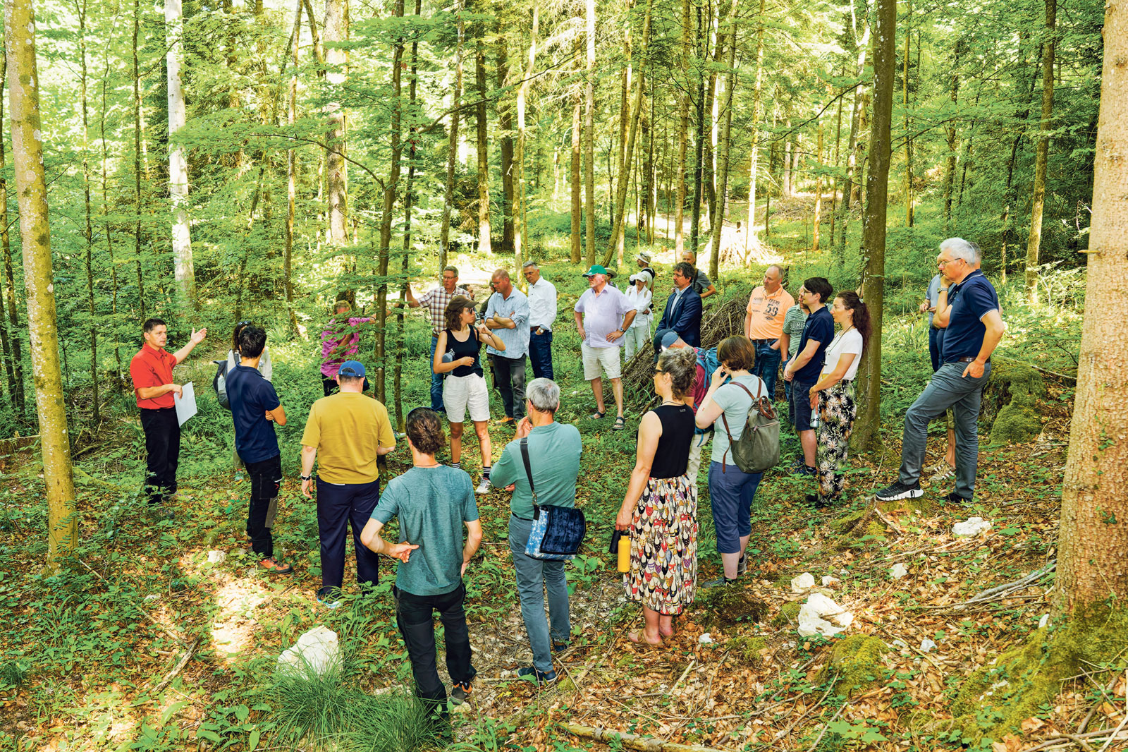 Jürg Hunziker (links), Projektleiter und Förster, erklärt das Gewinnerprojekt «Revitalisierung Auenwald Schlatt».