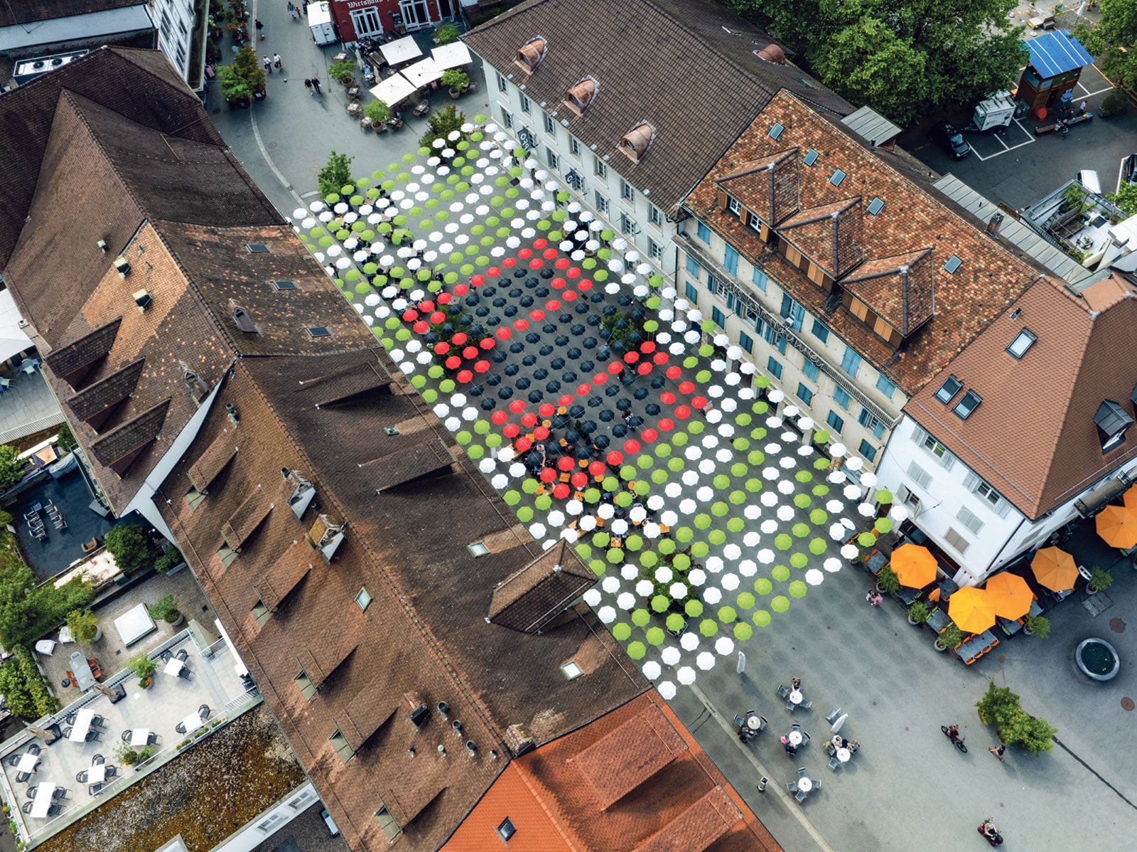 Das Schirmdach über der Kirchgasse mit dem Logo des Einkaufszentrums Sälipark.