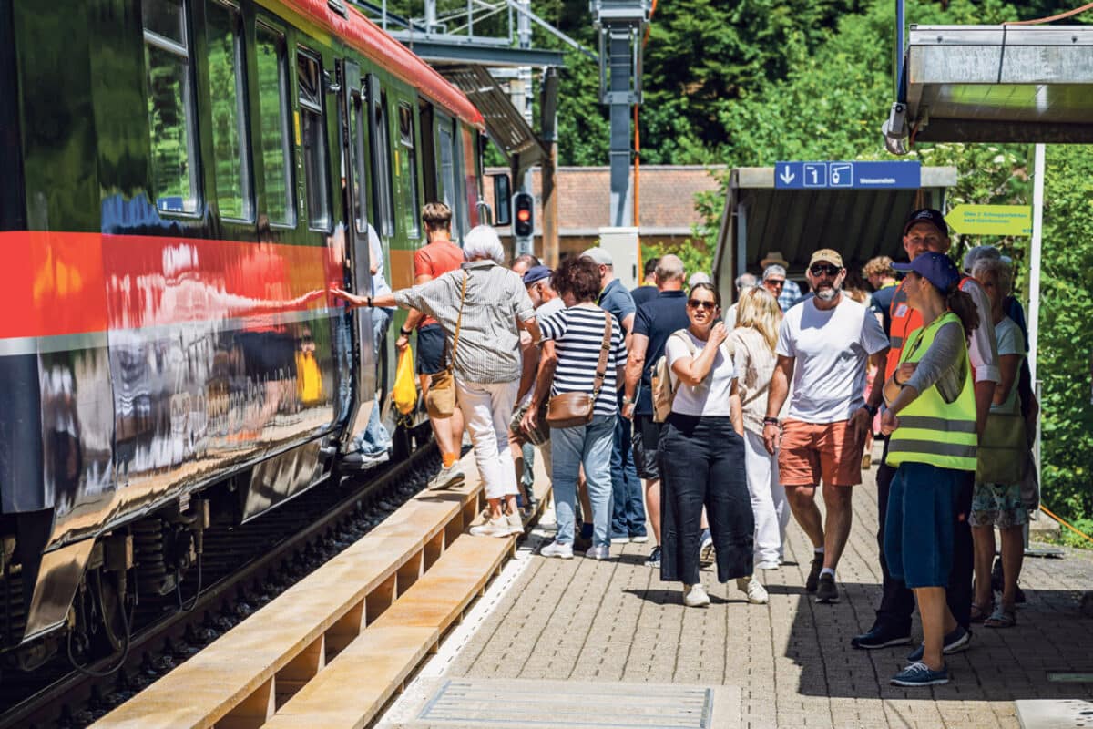 Mittels Extrafahrten bot sich den Besucherinnen und Besuchern die Gelegenheit, erstmals durch den sanierten Tunnel zu fahren.