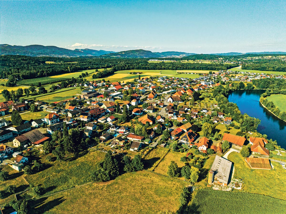 Die Gemeinde Wolfwil ist harmonisch eingebettet im Aaregäu und im Süden, durch die Aare, mit natürlicher Grenze zum Kanton Bern versehen.