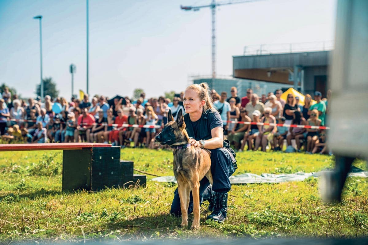 Hundeführerin mit Diensthund gemeinsam im Einsatz