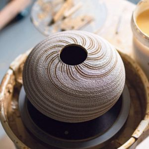 Spiralvase auf Drehscheibe Sonderausstellung Marc Gerber / Anzeiger Thal Gäu Olten