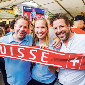 Rund 1000 Leute waren am EM-Auftaktspiel der Schweizer am Public Viewing auf dem Oltner Schützi-Platz.
Das Team um (v.l.) Aaria-Chef Daniel Peyer mit Tabea Glinz, Beni Nussbaumer und den rund 25 Helferinnen und Helfern in den Bereichen Gastro, Sicherheit und Organisation erlebten ein äusserst erfolgreiches Auftaktspiel der Schweizer Nationalmannschaft an der EM 24.