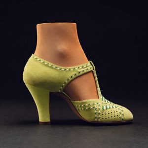 Damenschuh von 1936. Pumps mit T-Bride aus grünem Rentier-Nubuk, mit eingeflochtenen weissen und grünen Lederriemchen.