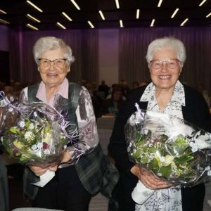 Zwei glückliche Damen mit Blumengrüssen für ihre 40-jährige Mitgliedschaft Elisabeth und Bernadette Restelli
