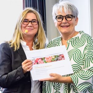Jana Fehrensen, Präsidentin des Dachverbandes SGF (links) dankt Gastgeberin Doris Meister, Präsidentin des Gemeinnützigen Familienvereins Olten.
