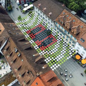 Das Schirmdach über der Kirchgasse mit dem Logo des Einkaufszentrums Sälipark.