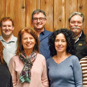 Das spielfreudige Ensemble von «Durs und durstig» (von links): Franz Schnider, Angie Kunz, Andrin Häuselmann, Edith Russi, Rolf Krebs, Karin Longobardi, Lorenz Killer, Alessia Schlatter und Willy Gloor.